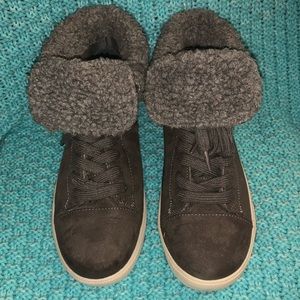 💞 5/$35 Grey sneaker boots with faux Sherpa trim